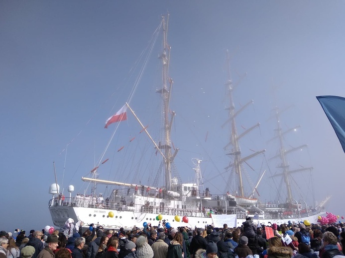 Tysiące osób witały "Dar Młodzieży" w Gdyni.