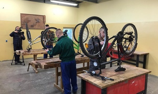 Osadzeni z Zakładu Poprawczego w Raciborzu naprawiają stare rowery. 