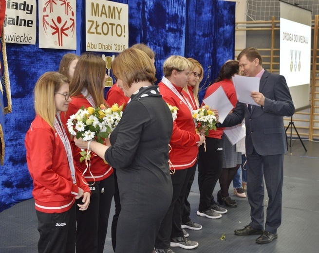 Powitanie złotych piłkarek olimpiad specjalnych.