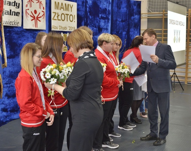 Powitanie złotych piłkarek olimpiad specjalnych.