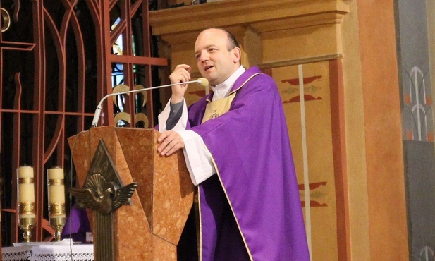 Ks. Tomasz Sroka, absolwent technikum "na Lompy", dziś dyrektor Szkół Katolickich im. św. Melchiora Grodzieckiego w Cieszynie.