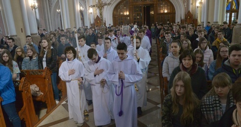 Na zakończenie rekolekcji młodzi przyszli do radomskiej katedry, by uczestniczyć w Mszy św.