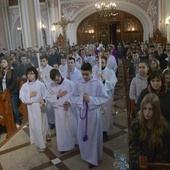 Na zakończenie rekolekcji młodzi przyszli do radomskiej katedry, by uczestniczyć w Mszy św.