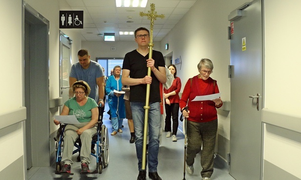 Wrocław. Przeszli Drogą Krzyżową korytarzami szpitala