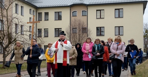 Nabożeństwo prowadzi proboszcz ks. Zenon Sala, dyrektor ekonomiczny seminarium.