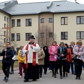 Nabożeństwo prowadzi proboszcz ks. Zenon Sala, dyrektor ekonomiczny seminarium.