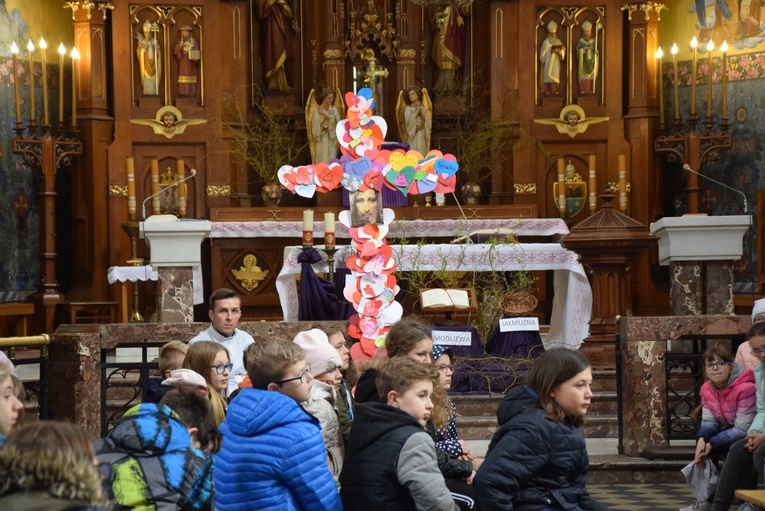 Jednym z zadań było przybicie do krzyża serca, kartki ze swoim imieniem.