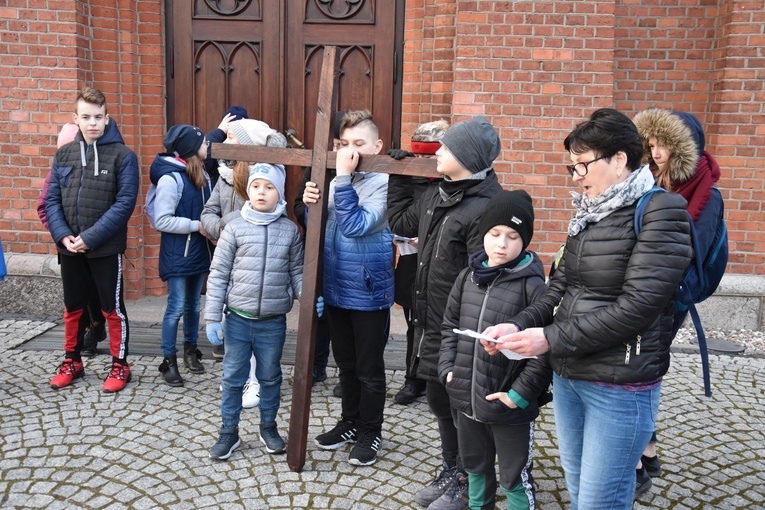 Celem wielkopostnej drogi z krzyżem było miejce urodzenia patrona dzieci i młodzieży.