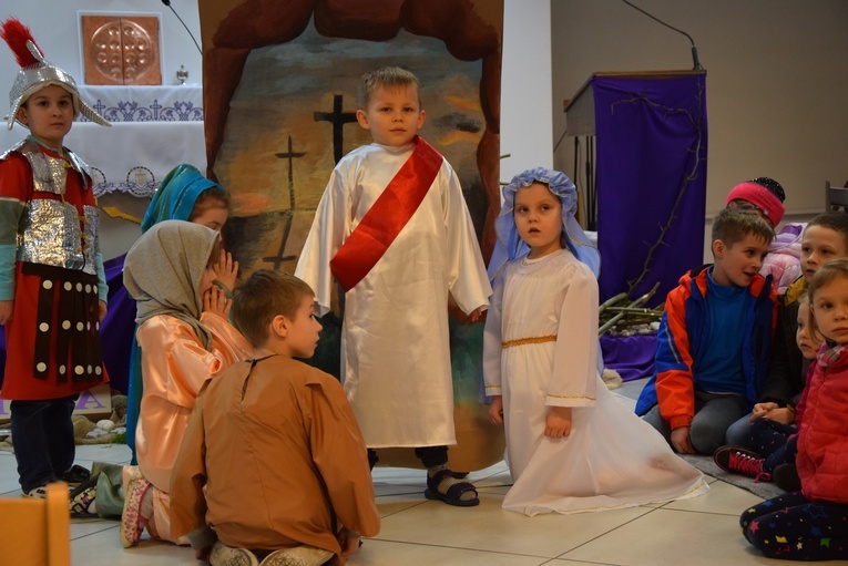 Misterium Męki Pańskiej w przedszkolu św. Rodziny w Skierniewicach