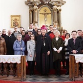 Pamiątkowe zdjęcie organistów z biskupem świdnickim.