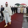 Podczas powitania na lotnisku z królem Mohhamedem VI