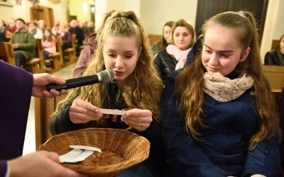 Młodzi czytają odpowiedzi swoich rówieśników na pytanie: "Czym jest miłość?".