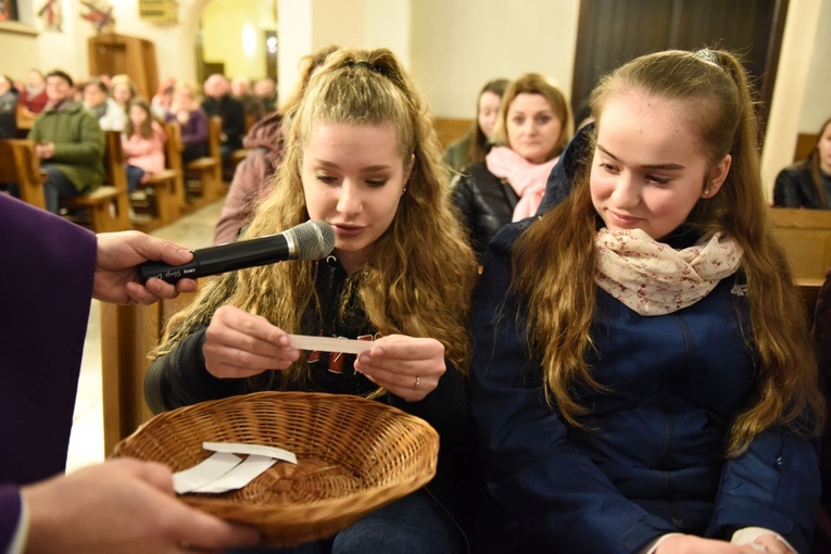 Młodzi czytają odpowiedzi swoich rówieśników na pytanie: "Czym jest miłość?".