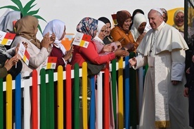 Franciszek wśród kobiet w ośrodku pomocy w Temara