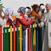Franciszek wśród kobiet w ośrodku pomocy w Temara