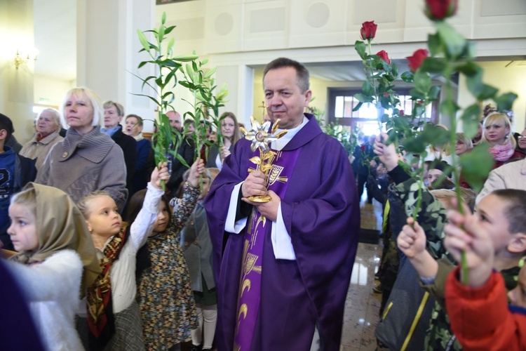 Ks. Zbigniew Szostak wnosi relikwie bł. Karoliny.