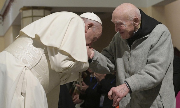 Papież Franciszek i ojciec Jean-Pierre Schumacher, jedyny ocalony z algierskiego klasztoru w Tibhirine