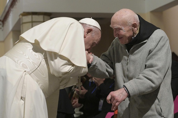 Papież Franciszek i ojciec Jean-Pierre Schumacher, jedyny ocalony z algierskiego klasztoru w Tibhirine