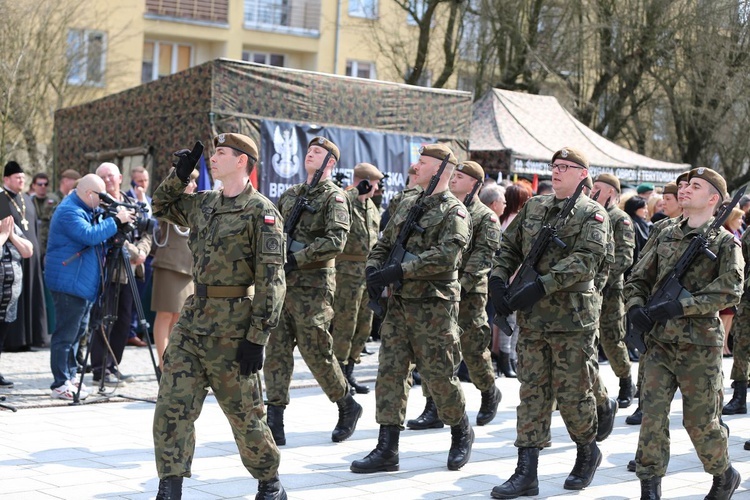 Przysięga terytorialsów na ostrowieckim Rynku