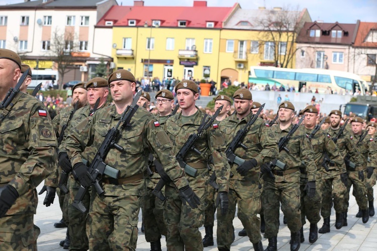 Przysięga terytorialsów na ostrowieckim Rynku