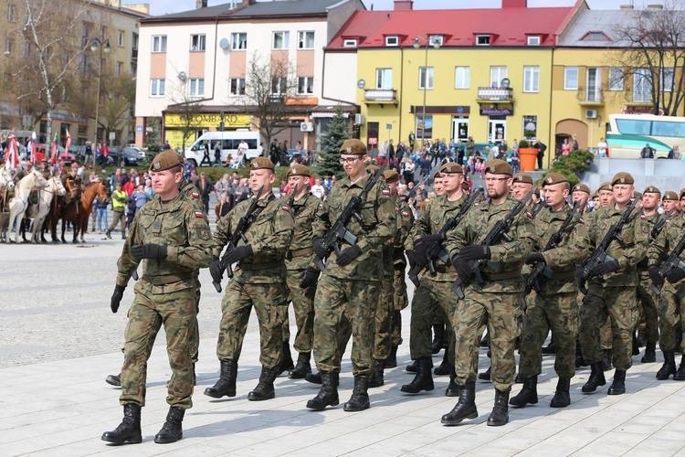 Przysięga terytorialsów na ostrowieckim Rynku