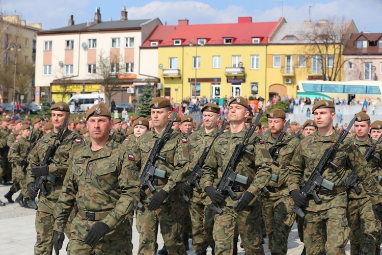 Przysięga terytorialsów na ostrowieckim Rynku