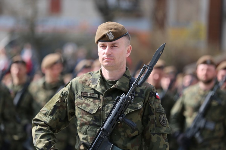 Przysięga terytorialsów na ostrowieckim Rynku