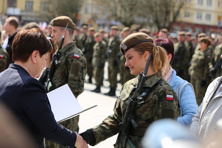 Przysięga terytorialsów na ostrowieckim Rynku