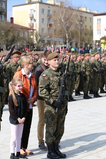 Przysięga terytorialsów na ostrowieckim Rynku