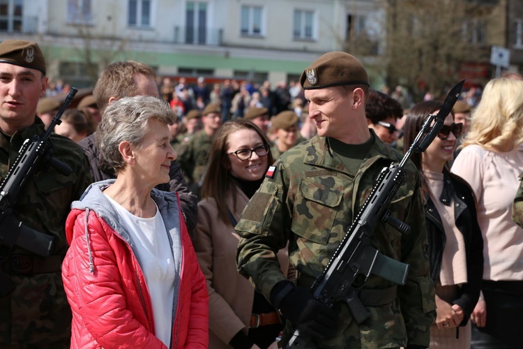 Przysięga terytorialsów na ostrowieckim Rynku