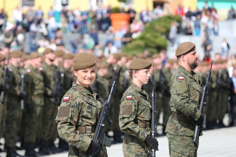 Przysięga terytorialsów na ostrowieckim Rynku