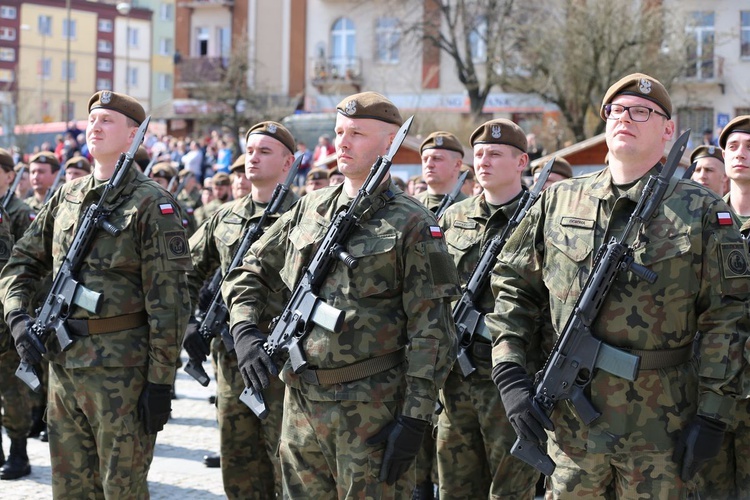 Przysięga terytorialsów na ostrowieckim Rynku