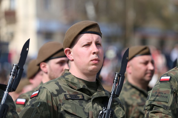 Przysięga terytorialsów na ostrowieckim Rynku