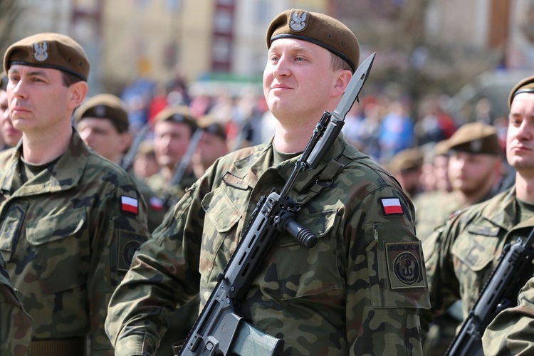 Przysięga terytorialsów na ostrowieckim Rynku