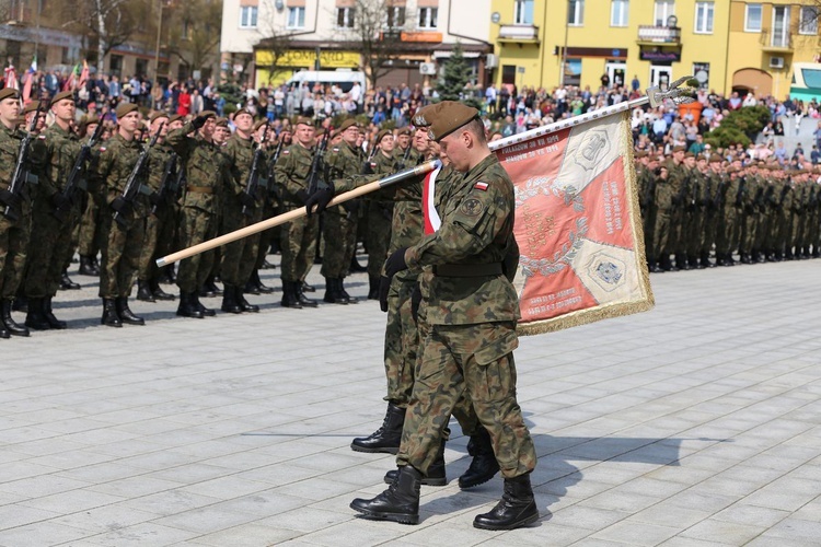 Przysięga terytorialsów na ostrowieckim Rynku