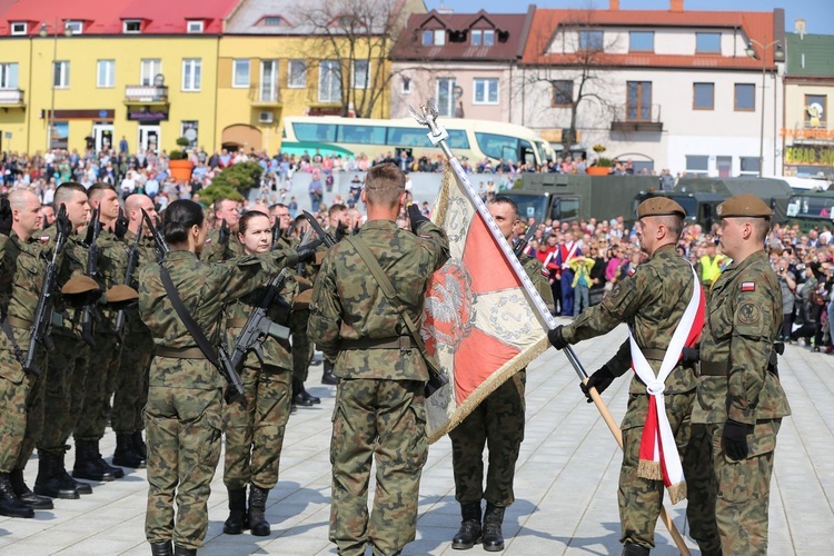 Przysięga terytorialsów na ostrowieckim Rynku