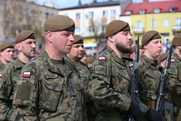 Przysięga terytorialsów na ostrowieckim Rynku