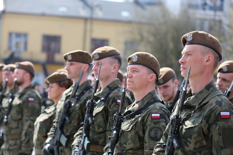 Przysięga terytorialsów na ostrowieckim Rynku