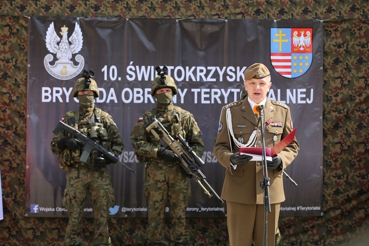 Przysięga terytorialsów na ostrowieckim Rynku