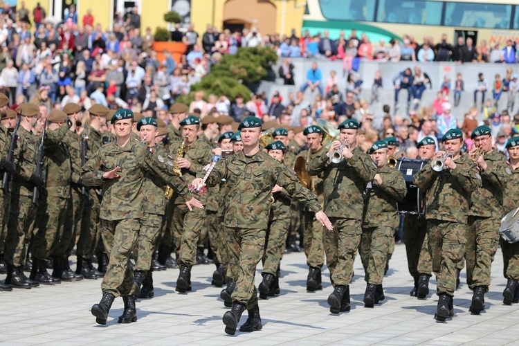 Przysięga terytorialsów na ostrowieckim Rynku