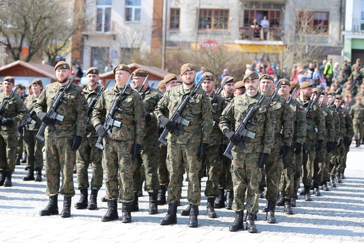 Przysięga terytorialsów na ostrowieckim Rynku