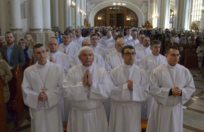 Promocja kolejnych nadzwyczajnych szafarzy Komunii św.