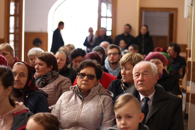 Wprowadzenie relikwii dzieci fatimskich do parafii w Mąkolicach