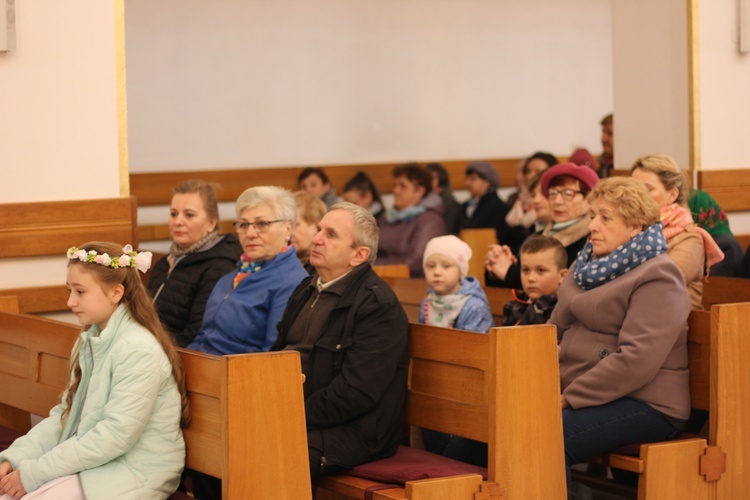 Wprowadzenie relikwii dzieci fatimskich do parafii w Mąkolicach