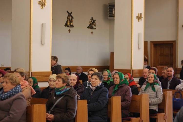 Wprowadzenie relikwii dzieci fatimskich do parafii w Mąkolicach