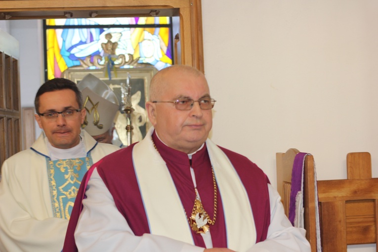 Wprowadzenie relikwii dzieci fatimskich do parafii w Mąkolicach