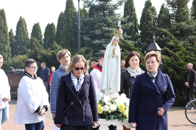 Wprowadzenie relikwii dzieci fatimskich do parafii w Mąkolicach