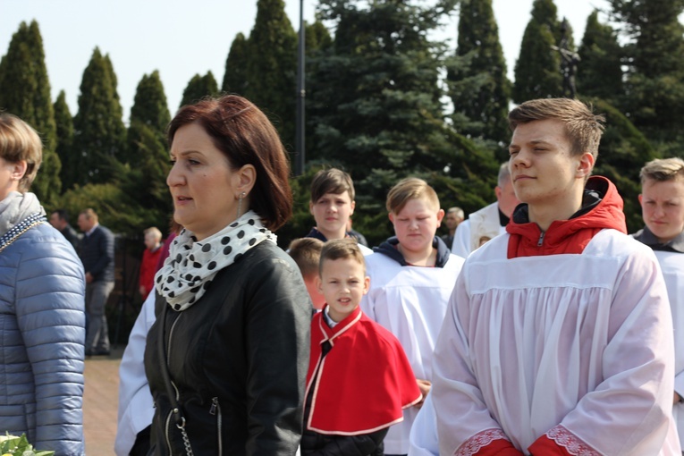 Wprowadzenie relikwii dzieci fatimskich do parafii w Mąkolicach