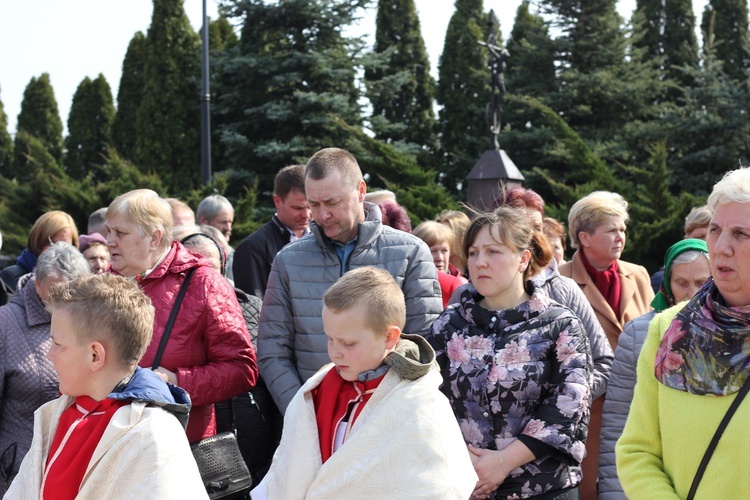 Wprowadzenie relikwii dzieci fatimskich do parafii w Mąkolicach