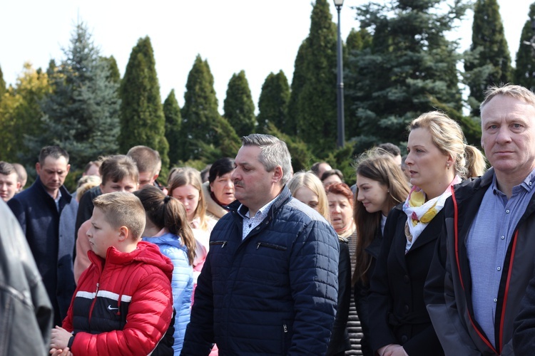 Wprowadzenie relikwii dzieci fatimskich do parafii w Mąkolicach